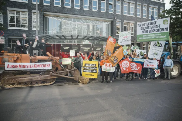 Blick auf den Protest vor der Sonder-Agrarministerkonferenz am 10.07.2025 in Berlin von Wir haben es satt!/Meine Landwirtschaft.